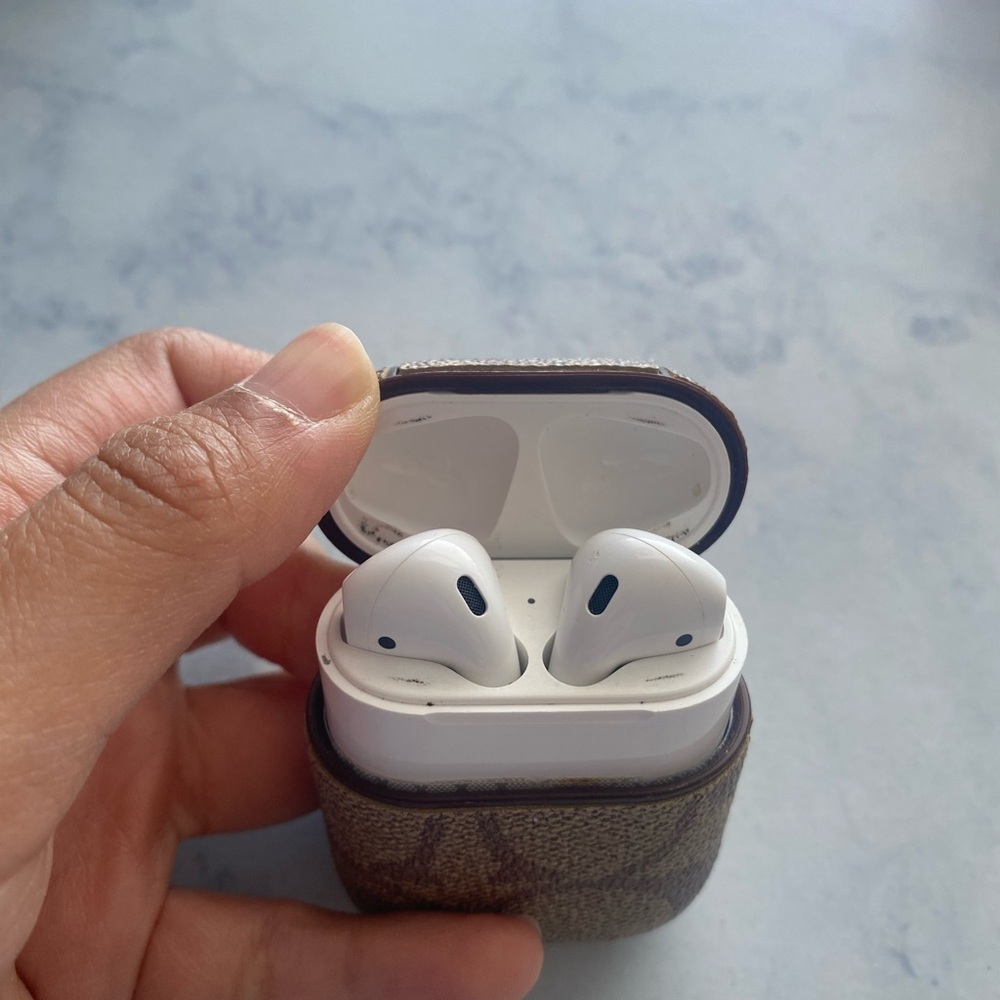 Apple AirPods 2 includes Charging Case, Sleeve & Clip